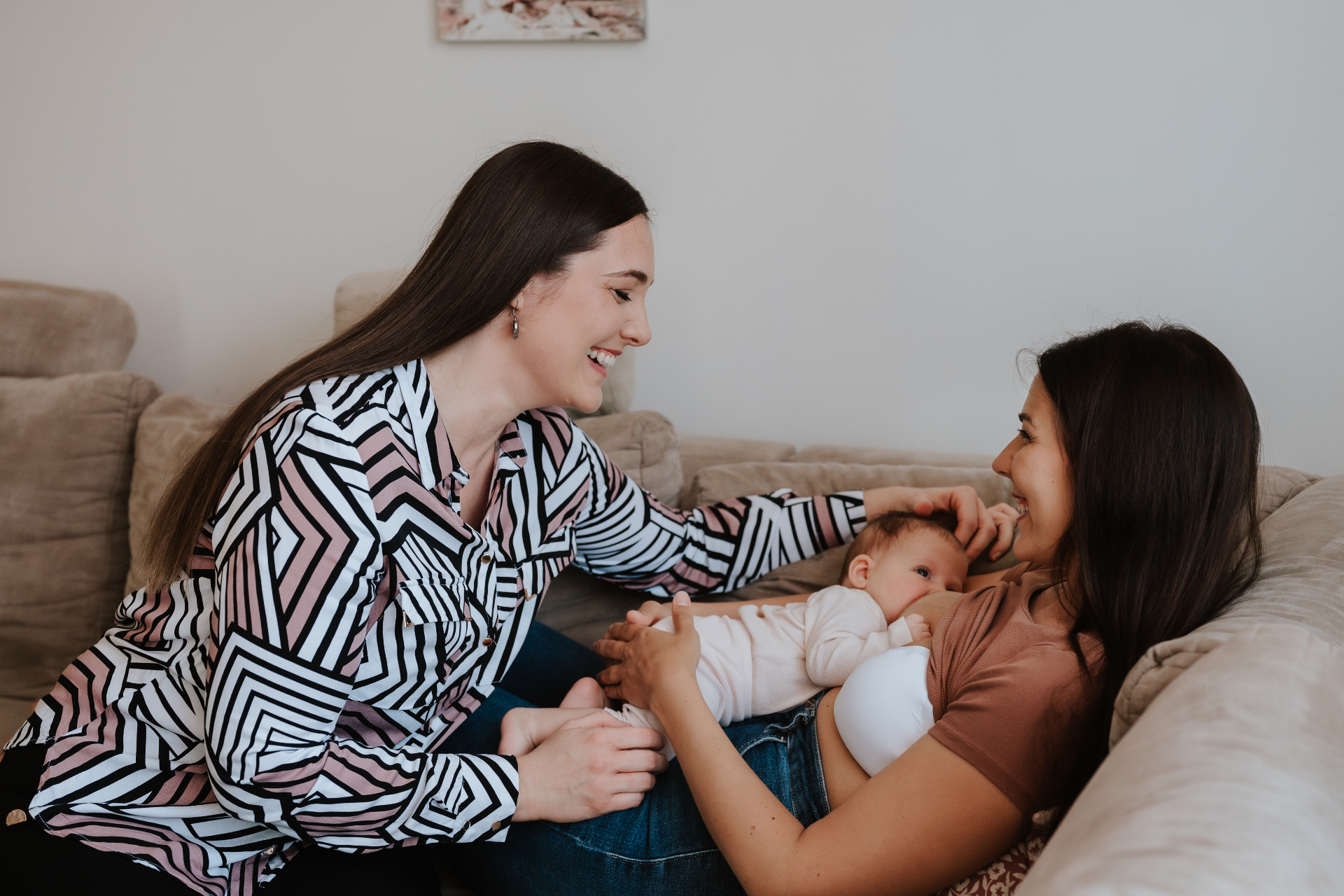 Marina pokazuje mami pravilan hvat bebe na dojci